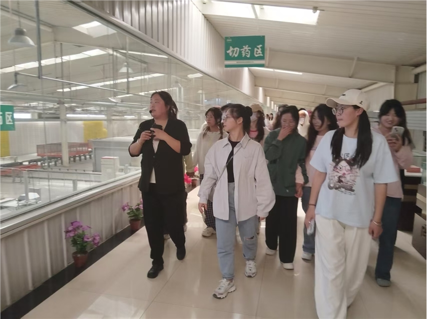 定西市职业技术学院师生走进陇西保和堂开展实践学习